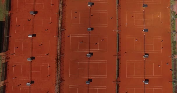 Luchtfoto bovenaanzicht van Tennisbaan. — Stockvideo