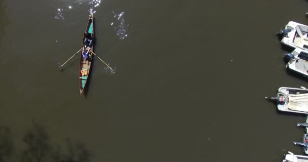 Luchtfoto drone scène van mensen roeien in een kanaal. — Stockvideo