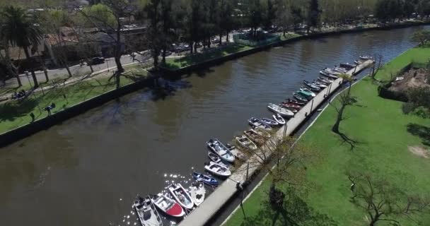 Scène aérienne de drone de Tiger River dans la banlieue de Buenos Aires . — Video