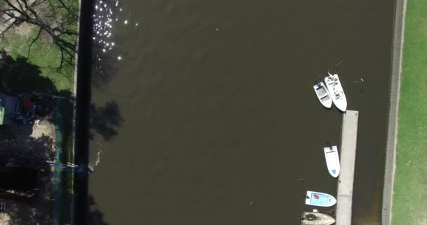 Cena de drones aéreos de canal pequeno. Vista superior . — Vídeo de Stock