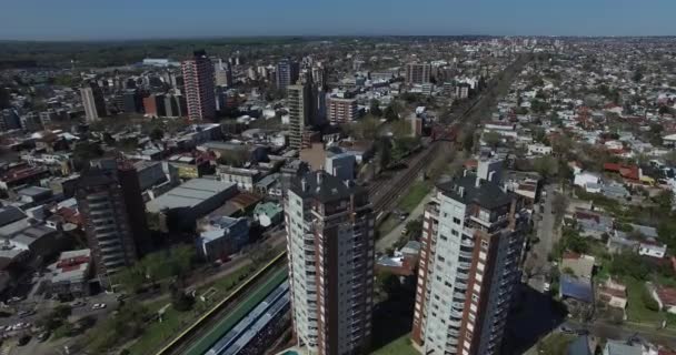 Cityscape hava dron sahne. Parça tren rayların şehir desen kırma. — Stok video