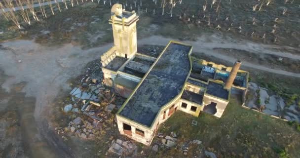 Aerial Drone escena de Matadero abandonado al atardecer, rodeado de árboles muertos en Epecuen, buenos aires. Cámara volando alrededor del edificio, punto de interés . — Vídeo de stock