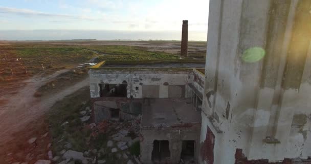 Légi Drone jelenet a naplemente, elhagyott vágóhíd körül elhalt fák Epecuen, buenos aires. Kamera utazás közel az épületek jele. — Stock videók