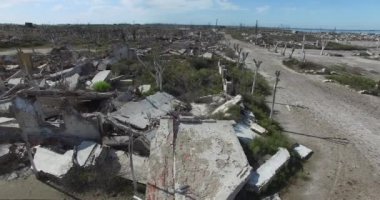 Hava dron sahne yıkıldı, şehir yok. Fotoğraf makinesi yan şehir sokaklarında kaydırma için taşır. Kentsel peyzaj San. Moloz, doğal afet tarafından zarar görmüş evler.