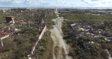 Hava dron sahne yok, yıkılmış, şehir, semt. Kentsel peyzaj. Sahne daha yüksek olacak düşük altitud biter başlar. Epecuen, Arjantin