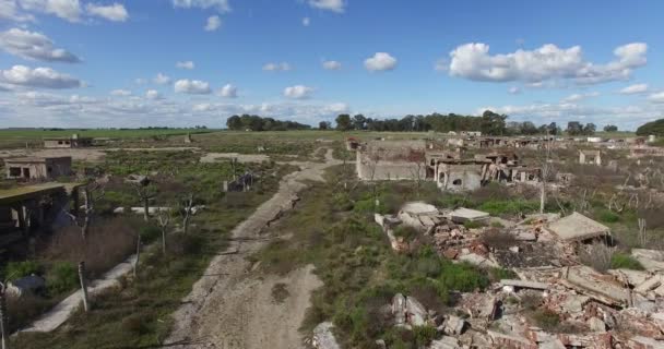 Escena aérea de aviones no tripulados de ciudad demolida y destruida. Detalle de una sola casa, la cámara gira la captura de la parte delantera de la casa. Paisaje triste . — Vídeos de Stock