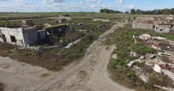 Escena aérea de drones de casas abandonadas, demolidas y destruidas en el campo. Abandonado en la nochebuena vecindad. Cámara hace una escena que muestra diferentes ángulos, perspectivas de la casa . — Vídeos de Stock
