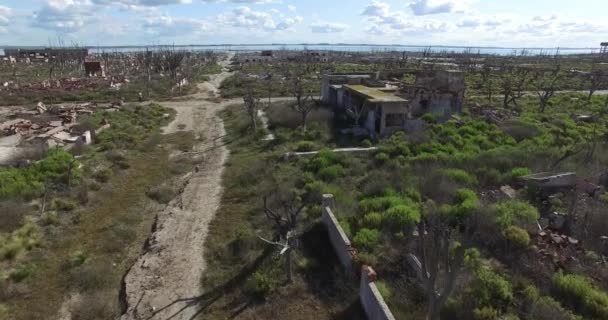 Aerial Drone scen av rivna förstörde staden. Kamera panorering över ett övergivet hus. Epecuen, Argentina. — Stockvideo