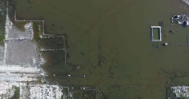 Bästa flyg bordunen scen av en förstörd stad, epecuen, i buenos aires argentina. Övergivna och skadad av naturkatastrofen. Kameran går från kusten till staden. — Stockvideo