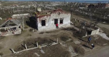 Hava dron sahne terk edilmiş, şehir imha. Yıkıldı, eski, rubbled evler. Kamera yakın olay yerinden panoramik görünümüne Başlangıç mahalle kaydeder. Yalnız sokaklarda yürüyen insanlar.