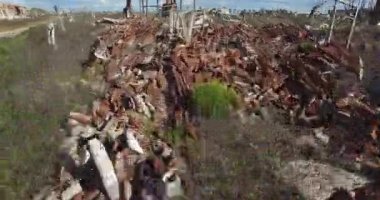 Doğal felaket tarafından yok edilen şehir hava dron sahne. Kamera flys düşük altitud daha yüksek bir görünüm kadar şehirden aracılığıyla. Üzücü manzara, Cityscape. Yıkıldı şehir.