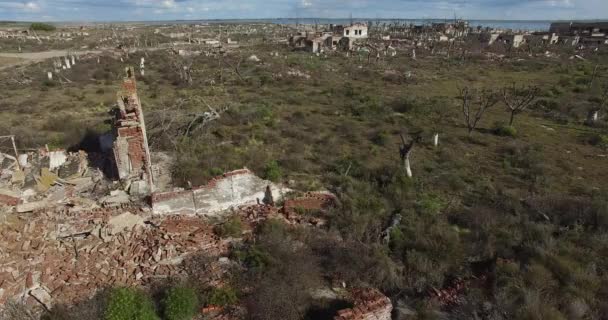 Flyg bordunen scen av förstörde staden av naturlig katastrof. Kamera rinner iväg genom raserade staden. Sorgliga stadslandskapet. — Stockvideo