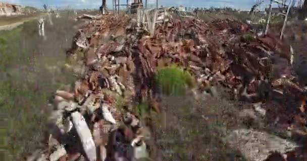 Cena de drones aéreos de cidade destruída por catástrofe natural. Câmera voa através da cidade a partir de baixa altitude até uma visão mais elevada. Paisagem triste, Cityscape. Cidade demolida . — Vídeo de Stock