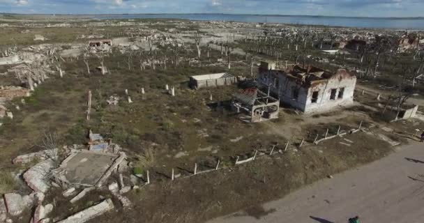 Légi drone jelenet elhagyták, lerombolták a város. Kamera gyorsan áthalad a törmeléket, a házak. Szomorú városi táj. Panoráma. — Stock videók