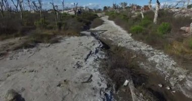 Doğal felaket tarafından yok edilen şehrin dron sahne.