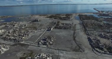 Doğal felaket tarafından yok edilen şehrin hava dron sahne.