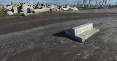 Doğal felaket tarafından yok edilen şehrin dron sahne.
