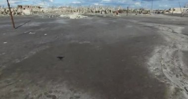 Doğal felaket tarafından yok edilen şehrin hava dron sahne.