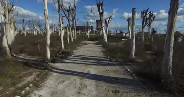 Drone scen av förstörde staden av naturlig katastrof. — Stockvideo