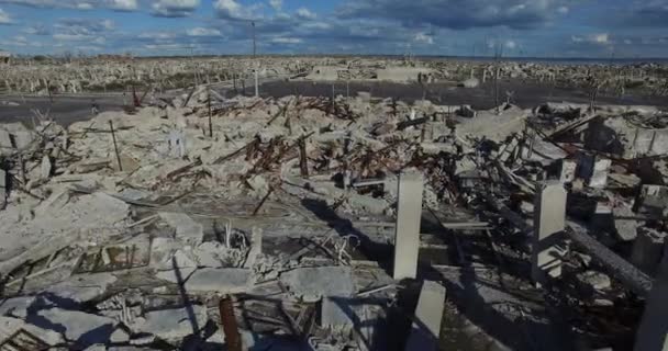 Escena aérea de drones de ciudad destruida por catástrofe natural . — Vídeo de stock