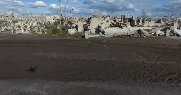 Воздушные беспилотники разрушенного города в результате природной катастрофы . — стоковое видео