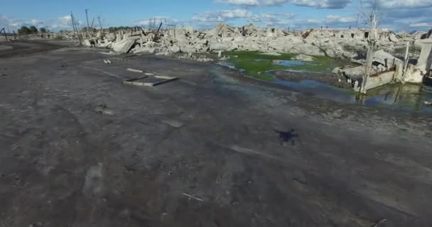 Drone aérien scène de ville détruite par catastrophe naturelle . — Video