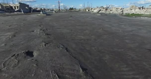 Schnelle, schnelle Szene von Schlammstraßen der zerstörten Stadt wegen Naturgefahren. — Stockvideo