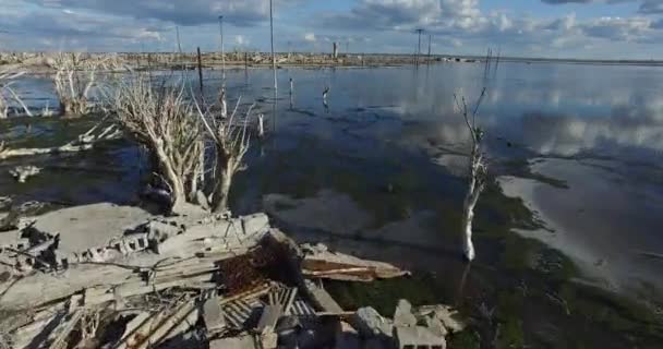 Sular altında tahrip şehir hava dron sahne. Epecuen. Doğal afet. — Stok video