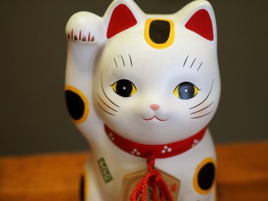 Seramik kedi pençe havada