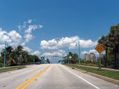 Mavi gökyüzü altında sürüş