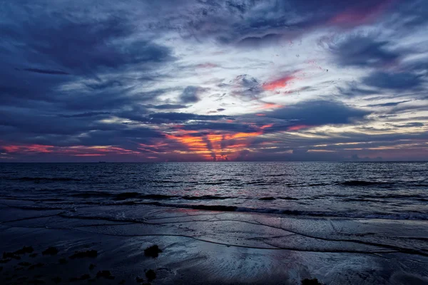 Vibrant Orange Streaks lever de soleil sur l'océan — Photo