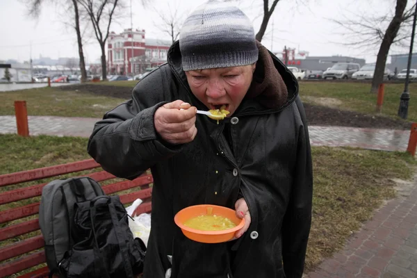 "Jídlo bez bomb "kampaň, která krmí bezdomovce v Charkově na Ukrajině." 13. března 2016. — Stock fotografie