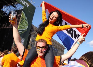 Kharkiv Euro 2012 sırasında Hollanda futbol fanlar. Ukrayna. 17 Haziran 2012.