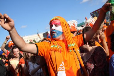 Kharkiv Euro 2012 sırasında Hollanda futbol fanlar. Ukrayna. 17 Haziran 2012.