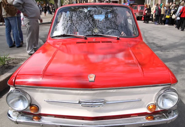 Kharkiv, Oekraïne - 17 april 2016: Tentoonstelling van retro / vintage auto 's. — Stockfoto