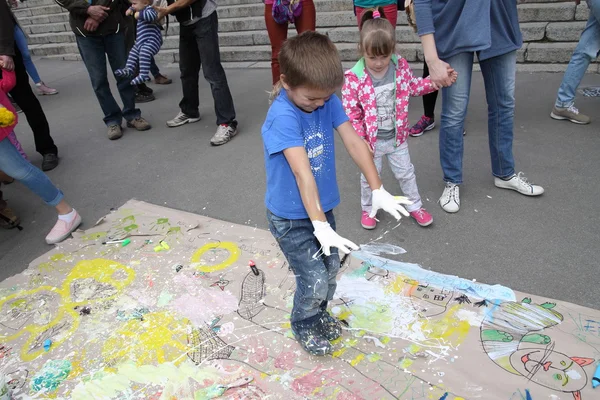 Kharkiv, Oekraïne - 17 April 2016. Festival "Day of een enkele straat" op Art straat in Kharkiv. — Stockfoto