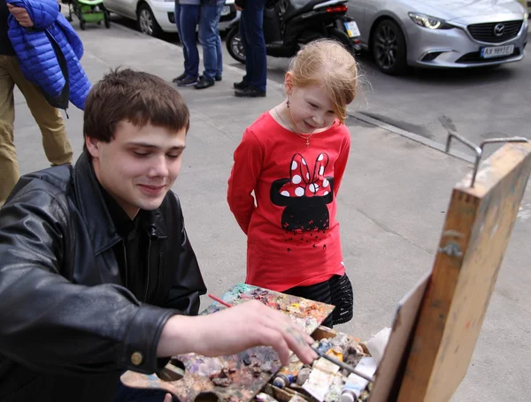 Charkov, Ukrajina - 17 dubna 2016: Festival "Den jednou ulicí" na ulici umění. — Stock fotografie