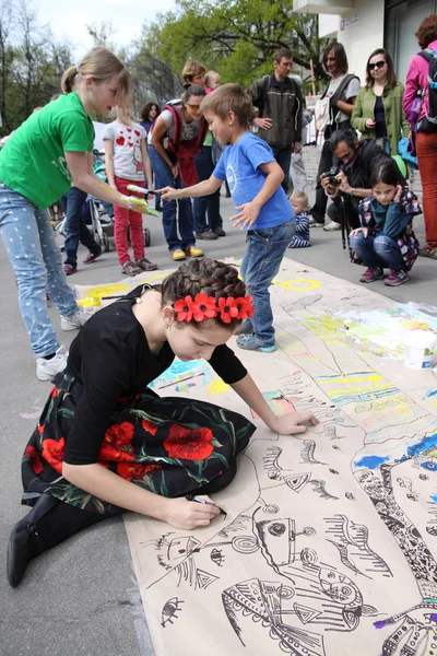 Charkov, Ukrajina - 17. dubna 2016. Festival "Den jedné ulice" v umělecké ulici v Charkově. Stock Fotografie