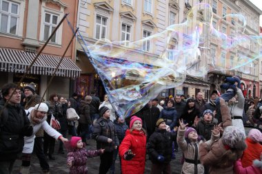Lviv, Ukrayna - 19 Aralık 2015: sabun kabarcıkları ile oynayan çocuklar.