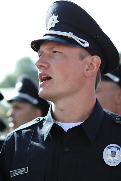 KHARKIV, UCRÂNIA - 26 de setembro de 2015: Cerimônia oficial de início da nova polícia da cidade . Imagens De Bancos De Imagens
