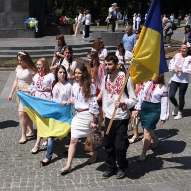 Kharkiv, Ukrayna - 23 Mayıs 2015: Ulusal Ukrayna işlemeli gömlek gün (Vyshyvanka gün).