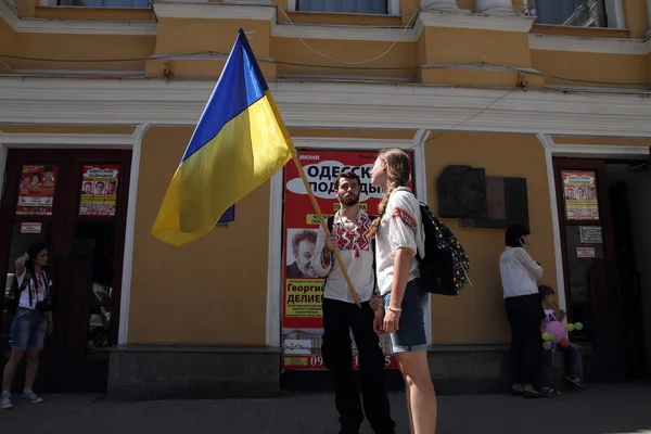 Харьков, Украина - 23 мая 2015 года: Национальный день украинской вышитой рубашки (День Вышиванки) ). — стоковое фото
