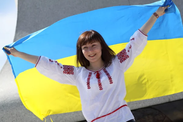 Charków, Ukraina - 23 maja 2015: Krajowe Ukraińskie koszule haftowane dnia (dzień wyszywanek). — Zdjęcie stockowe