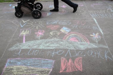 Kharkiv, Ukrayna - 1 Haziran 2015: Çocuk çizimleri tebeşir