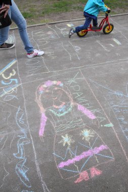 Kharkiv, Ukrayna - 1 Haziran 2015: Çocuk çizimleri tebeşir