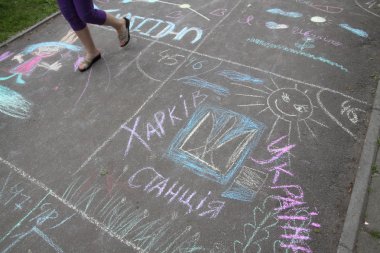 Kharkiv, Ukrayna - 1 Haziran 2015: Çocuk çizimleri tebeşir