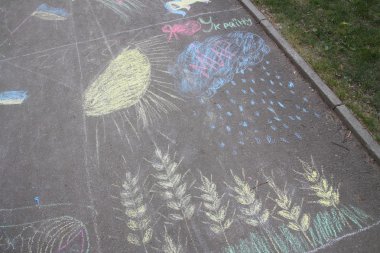 Kharkiv, Ukrayna - 1 Haziran 2015: Çocuk çizimleri tebeşir