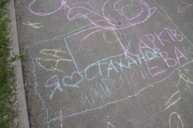 Kharkiv, Ukrayna - 1 Haziran 2015: Çocuk çizimleri tebeşir