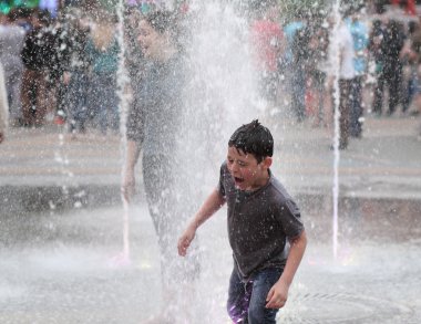 Kharkiv, Ukrayna - 1 Haziran 2015: Çeşme oynayan çocuk çocuk.