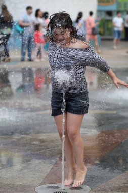 Kharkiv, Ukrayna - 1 Haziran 2015: Çeşme oynayan genç kız.